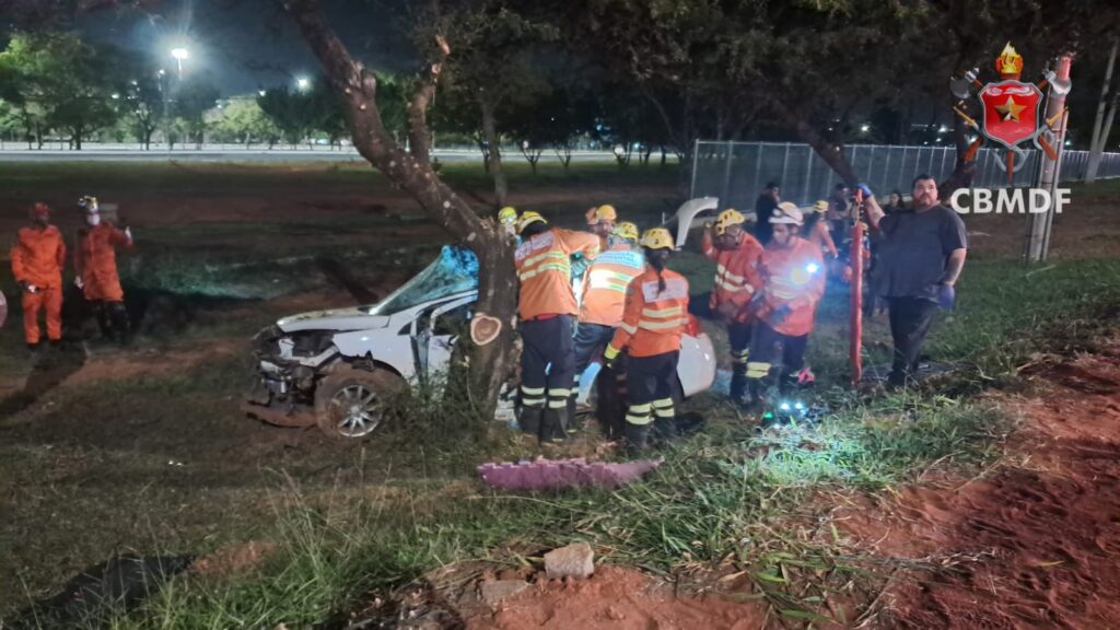 Homem morre em grave acidente na EPIG; duas crianças são socorridas