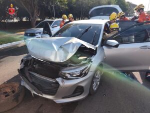 Batida entre veículos causa interdição parcial na Avenida das Nações