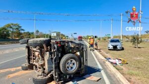 Motorista de 79 anos fica ferido após capotamento na descida do balão do Torto
