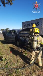 Bombeiros controlam incêndio em carro no Lago Oeste