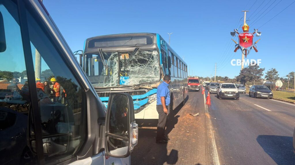 Colisão entre ônibus e caminhão deixa 14 feridos na EPNB