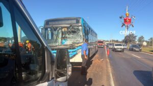 Colisão entre ônibus e caminhão deixa 14 feridos na EPNB