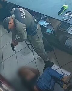 Mãe de jovem agredido pede expulsão de PM da corporação