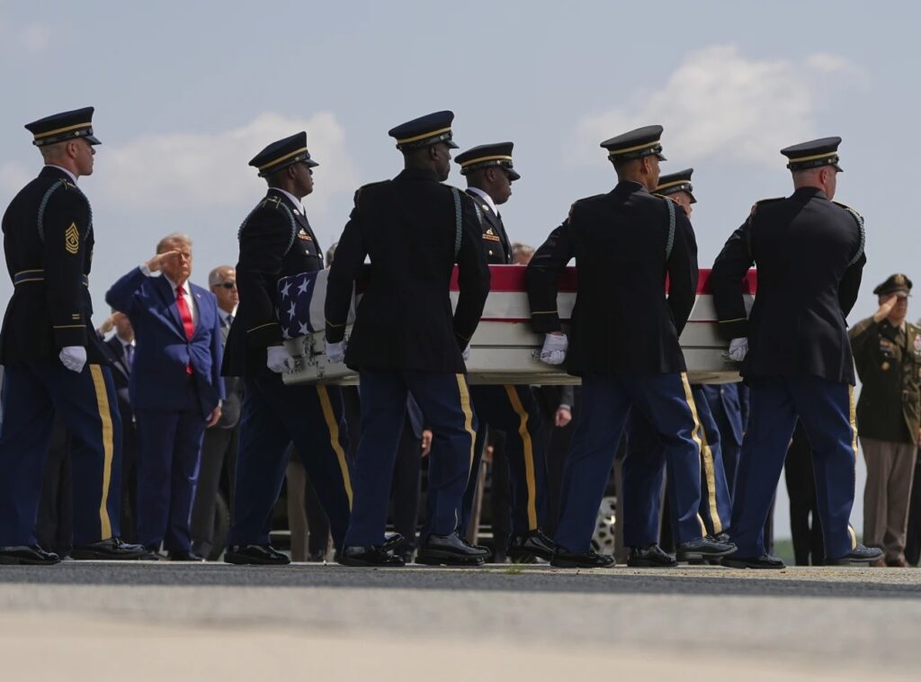 Trump acompanha chegada de corpos de militares mortos no Oriente Médio