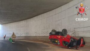 Carro tomba em viaduto da EPNB e deixa gestante e criança feridas no DF