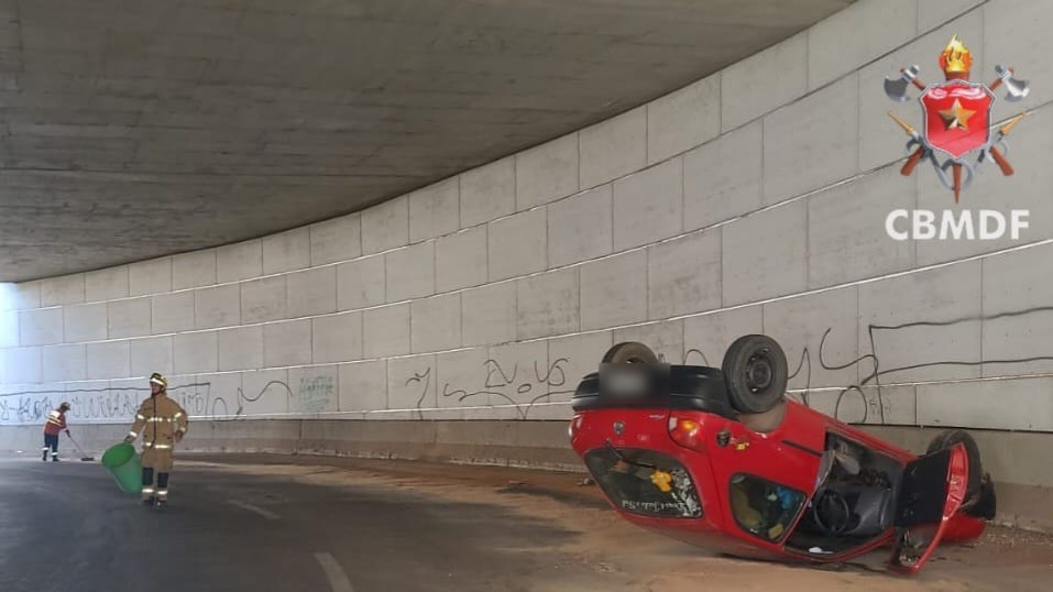 Carro tomba em viaduto da EPNB e deixa gestante e criança feridas no DF