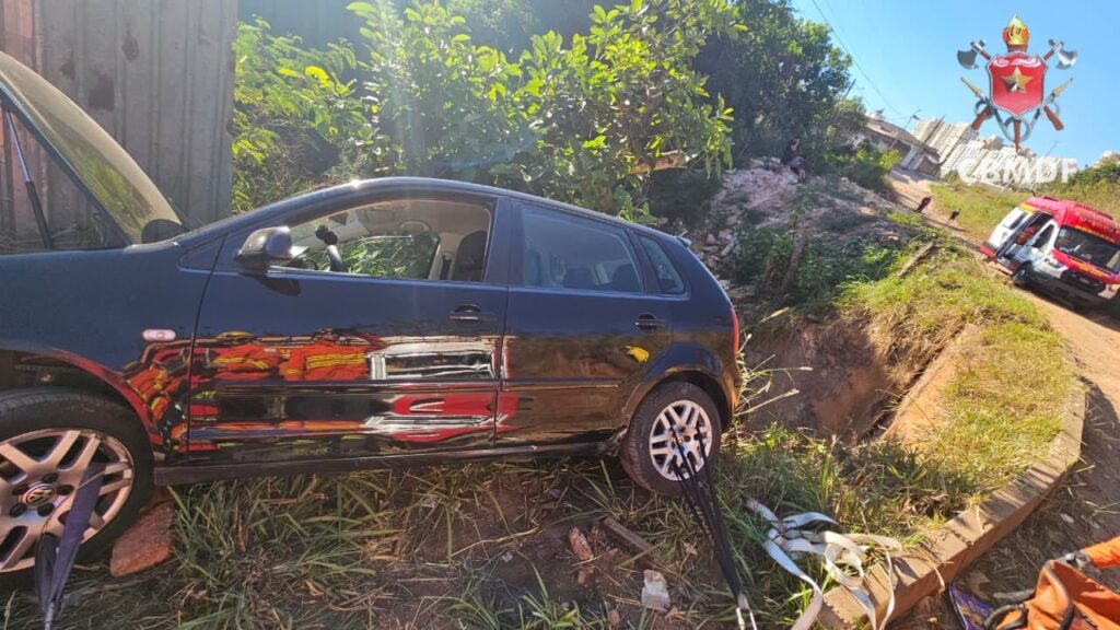 Bombeiros resgatam motorista após carro ficar lateralizado em barranco no DF