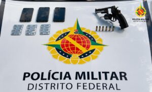 PM apreende revólver e detém quatro suspeitos durante abordagem em Samambaia