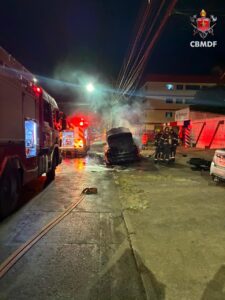 Incêndio destrói parte de carro próximo à estação do metrô de Taguatinga