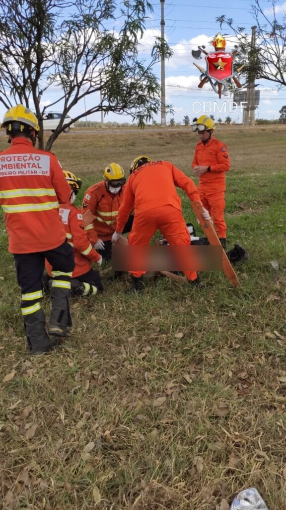 Colisão entre carro e motocicleta deixa dois feridos na BR-060