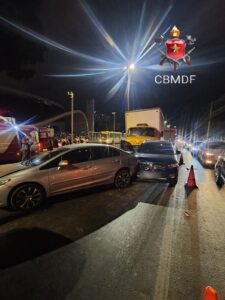 Engavetamento com quatro veículos deixa uma mulher ferida no Pistão Sul, em Taguatinga