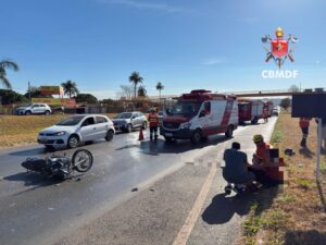 Motociclista fica ferido após colisão com carro na BR-020, em Sobradinho