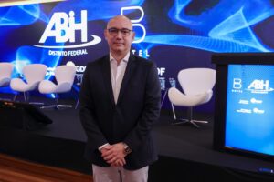 Henrique Severien é reconduzido por aclamação à presidência da ABIH-DF