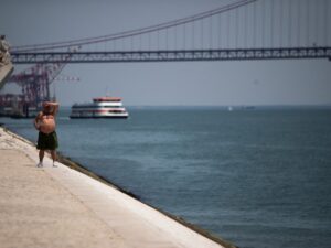 Lisboa e outras regiões de Portugal em alerta vermelho por calor na quinta e na sexta