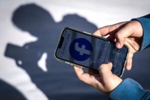 UE pede que França altere projeto que proíbe redes sociais para menores