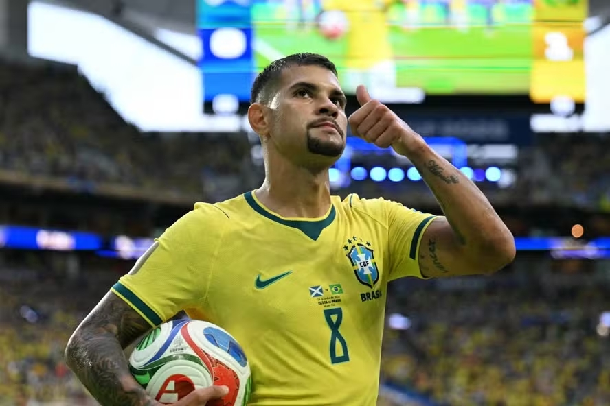 Bruno Guimarães lidera assistências e se aproxima de marca de Pelé