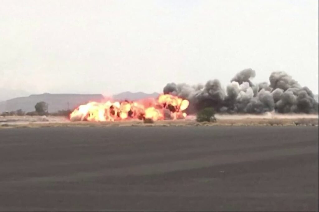 Iêmen bombardeia aeroporto de Sanaa e huthis ameaçam com represálias