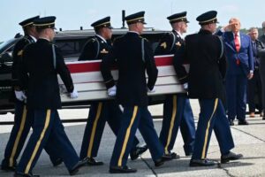 Trump comparece à cerimônia de traslado de quatro soldados dos EUA mortos no Oriente Médio