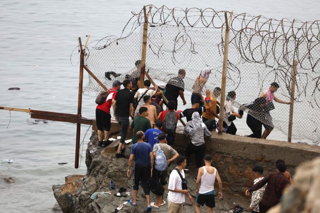 Entrada de 60.000 migrantes no enclave espanhol de Ceuta desata crise europeia