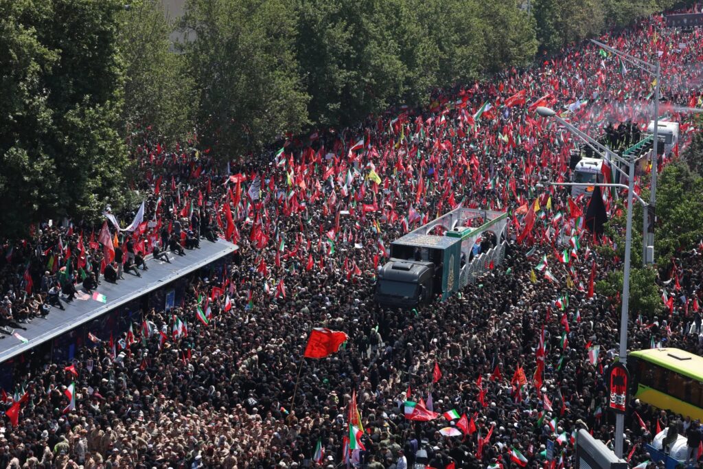 Multidão acompanha o cortejo fúnebre do líder supremo Ali Khamenei em Teerã