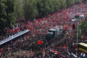 Multidão acompanha o cortejo fúnebre do líder supremo Ali Khamenei em Teerã