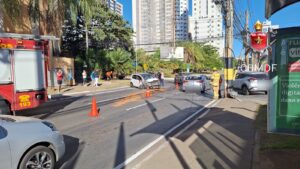 Parte de Águas Claras fica sem energia após carro bater em poste