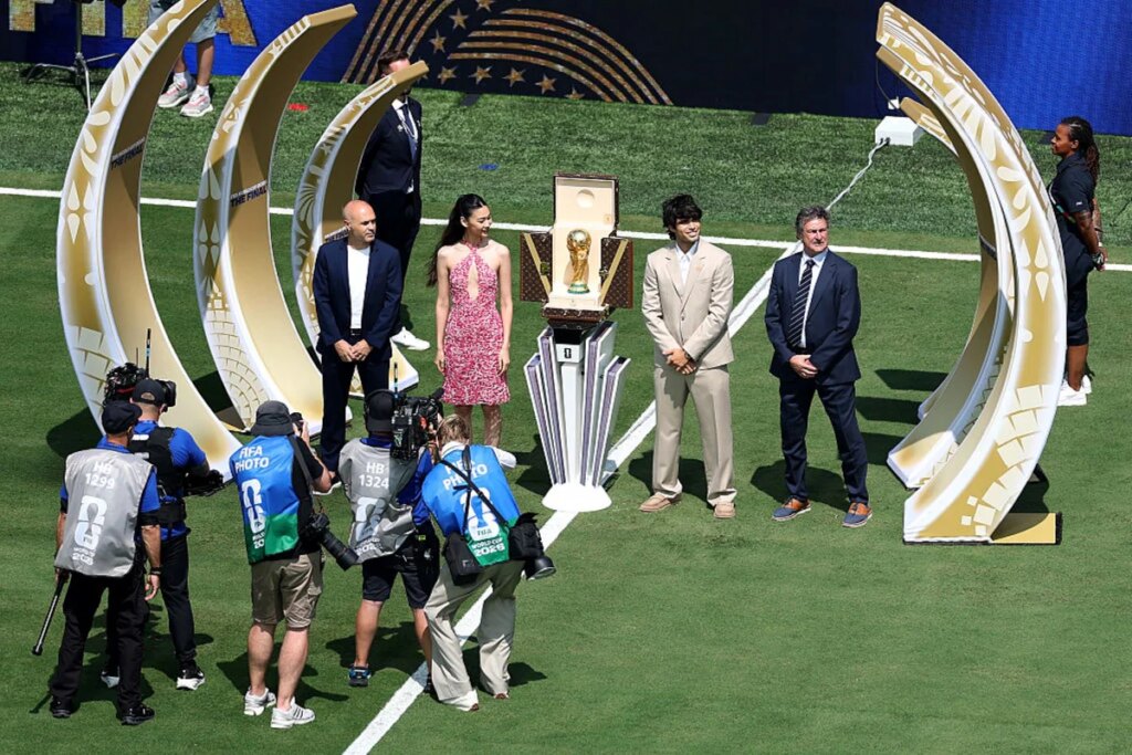 Campeões do Mundo, Iniesta e Kempes apresentam a taça da Copa
