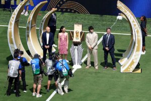 Campeões do Mundo, Iniesta e Kempes apresentam a taça da Copa