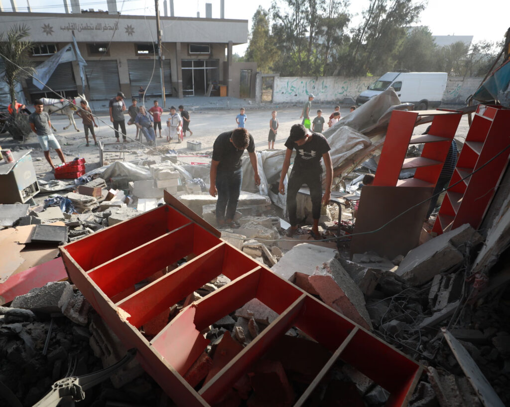 Ataque atribuído a Israel mata palestinos em funeral e em mercado no centro de Gaza