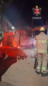 Barraco é destruído por incêndio em ocupação irregular de Vicente Pires