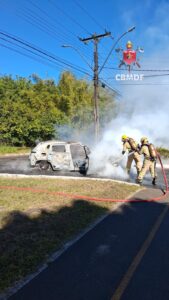 Carro pega fogo e fica destruído na entrada de quadra do Park Way