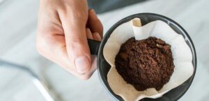 Maneira de despejar a água ao passar café pode mudar o resultado final