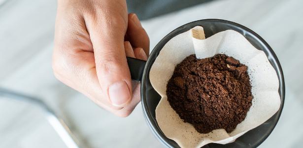 Maneira de despejar a água ao passar café pode mudar o resultado final