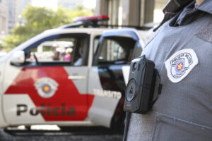 Câmera corporal grava policial militar de SP fazendo roleta-russa com adolescente