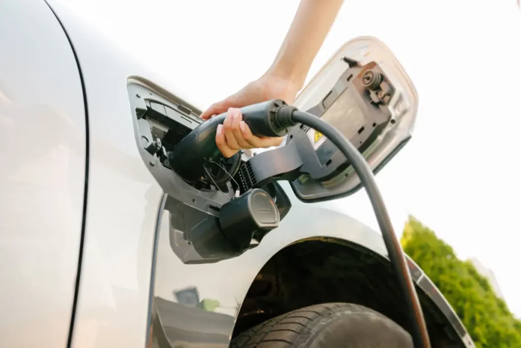 Goiás altera forma de cobrança do ICMS sobre recarga de carros elétricos; veja o que muda