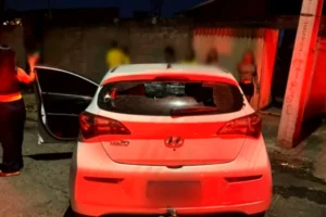 Mulher danifica portão de casa e atropela crianças ao tentar atingir ex-marido em Goiânia