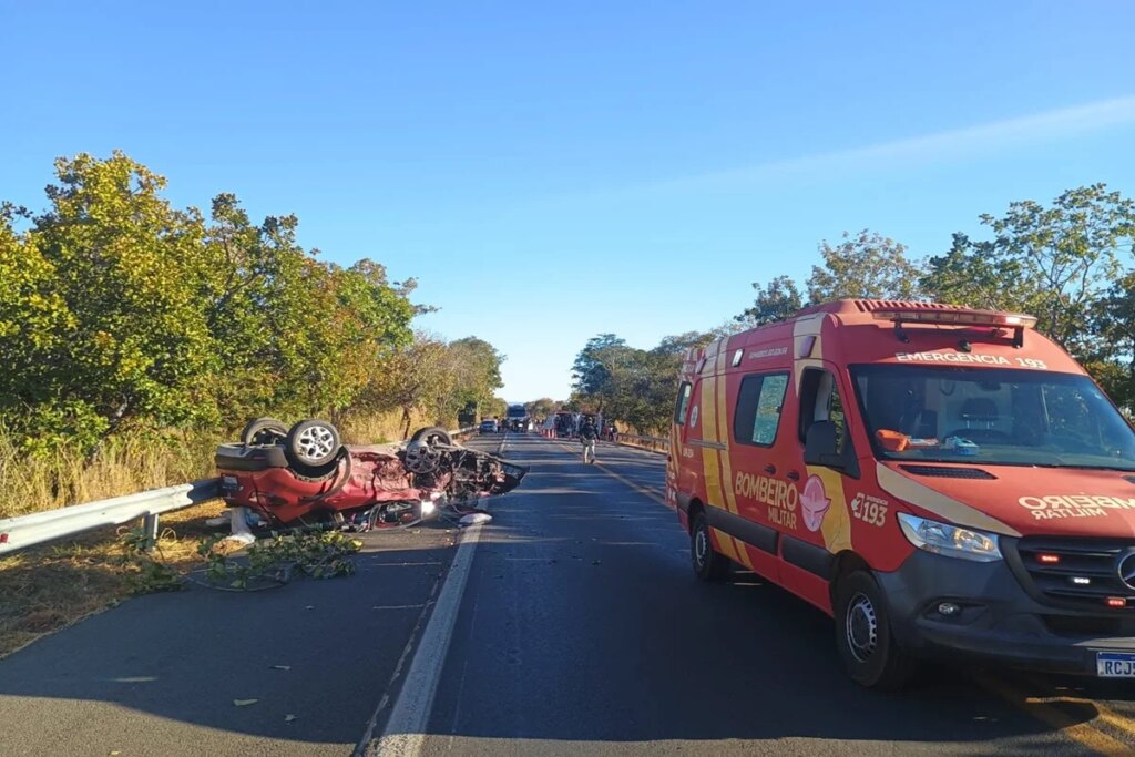 Acidente entre dois carros deixa um morto e cinco feridos na BR-020