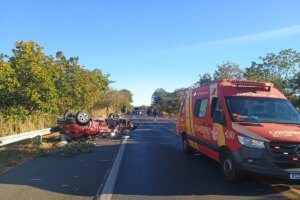 Acidente entre dois carros deixa um morto e cinco feridos na BR-020