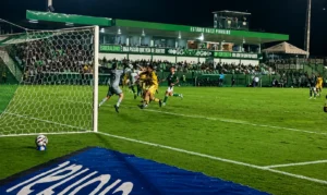 Djalma faz gol no fim e Verdão empata partida