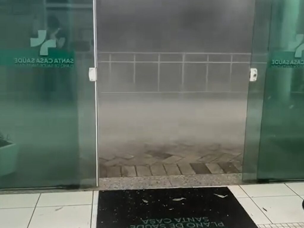 Temporal no interior de SP tem ventos de 121 km/h e deixa estragos