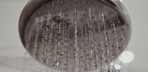 Pouca pressão no chuveiro? Veja as causas mais comuns e como resolver