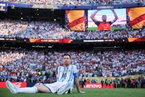 Messi assiste à comemoração da Espanha sentado no gramado