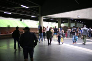 Cabide Solidário distribui agasalhos na Estação Central do Metrô-DF