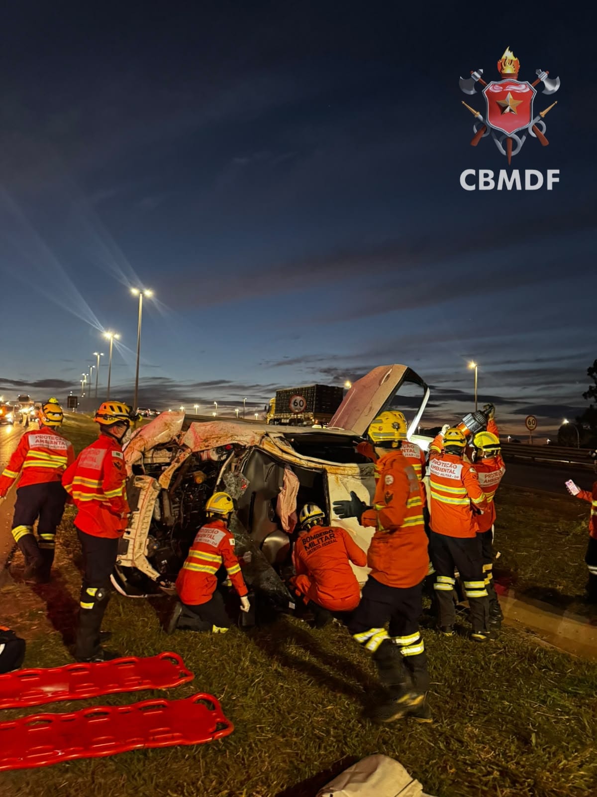 Carro capota na BR-020 e deixa duas pessoas feridas em Sobradinho