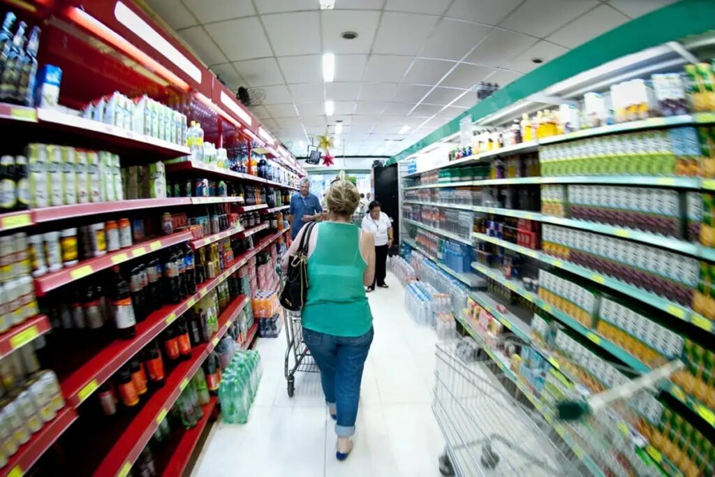 cesta básica sobe e salário mínimo deveria ser R$ 8 mil