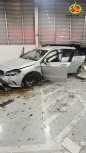 Vídeo: motorista embriagado foge de blitz, bate carro em concessionária e acaba preso por tráfico