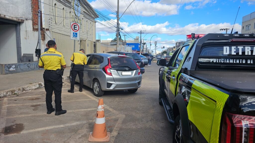 Detran-DF fiscaliza vagas especiais e autua motoristas irregulares