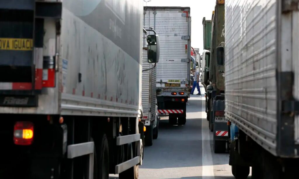 Caminhoneiros ameaçam greve caso Alcolumbre não paute MP do frete e texto perca validade