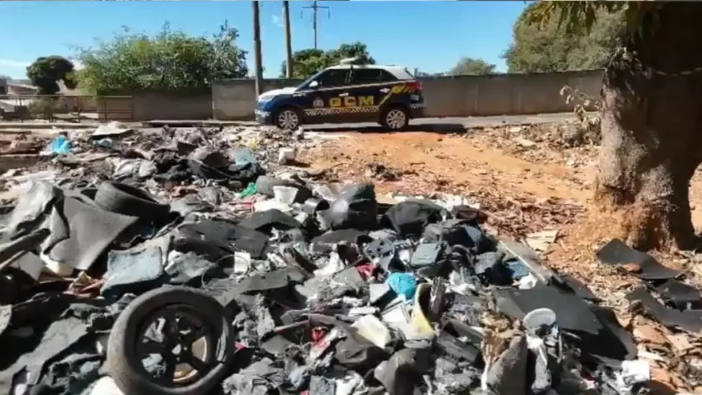 Dono de lava-jato recebe multa por descarte de lixo em Goiânia