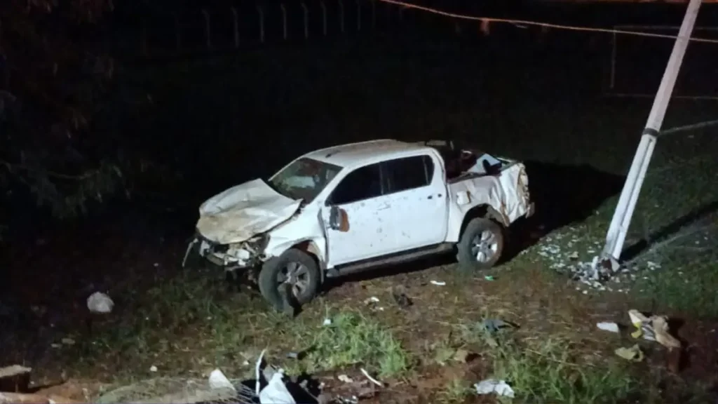 Motorista destrói alambrado, capota camionete e para dentro de campo de futebol em Jataí